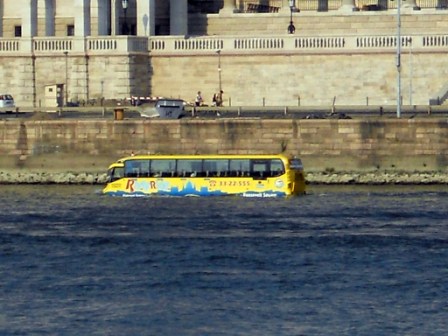 Giro turistico sul Danubio su bus anfibio